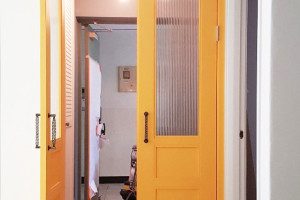 세련된 서울 중문 인테리어: 모루세로유리와 블랙봉 손잡이로 완성하는 고급스러움