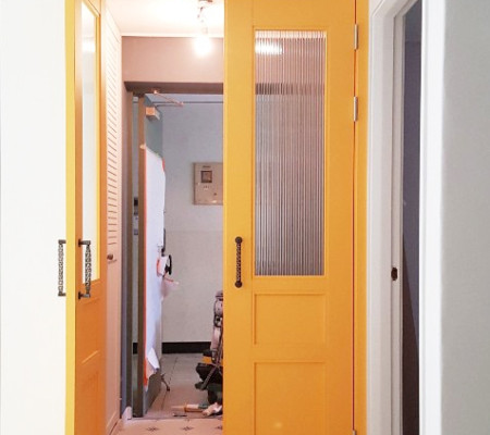 세련된 서울 중문 인테리어: 모루세로유리와 블랙봉 손잡이로 완성하는 고급스러움