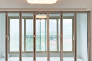 안양 두산위브, 화이트 프레임 폴딩도어로 완성한 세련된 모던 거실 인테리어 후기