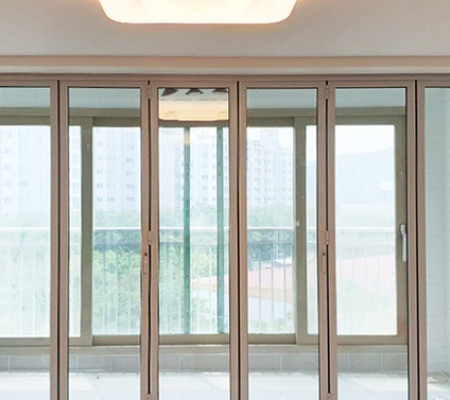 안양 두산위브, 화이트 프레임 폴딩도어로 완성한 세련된 모던 거실 인테리어 후기