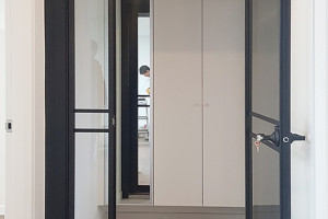 춘천 석사동 현대아파트: 블랙 프레임 투명강화유리로 연출한 슬림 비대칭 양개 중문의 독창적 시공 사례
