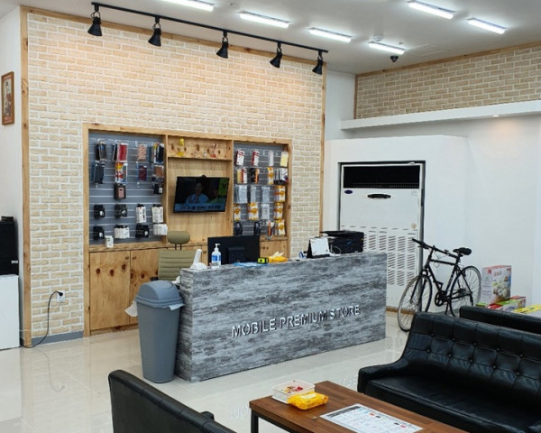 따뜻한 감각의 모던 휴대폰 매장 인테…